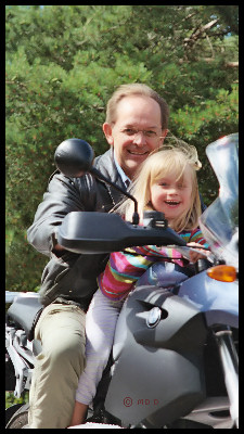 Saga provar att ka motorcykel tillsammans med morfar Lorentz